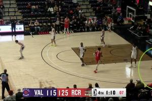 行吧行吧！杨瀚森底角老半天 伸手要球队友没给又尴尬放下