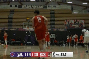 砍瓜切菜！杨瀚森反击快下接球 面对空篮起飞双手扣进