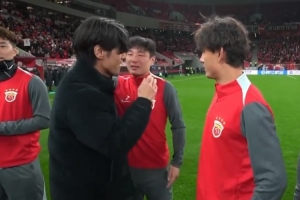 吕文君、蔡慧康退役仪式海港列队致敬，球迷在看台打出巨型TIFO