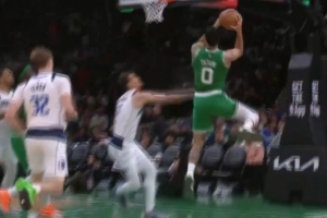 连打德怀特·鲍威尔俩！塔图姆突破上篮得分&急停跳投再中