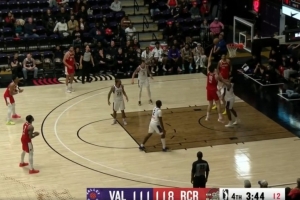 闲庭信步！杨瀚森篮下单打 连续转身勾手轻松命中