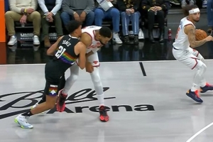 没有升级！斯潘塞·琼斯对唐斯使用猴子偷桃 只吹了普通犯规