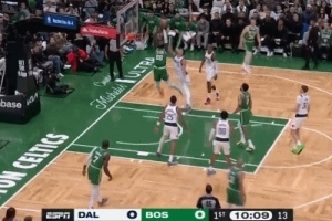 来了！塔图姆信手一抛助奎塔空接双手暴扣 回归第一次助攻