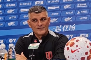 约翰·阿洛伊西：满意球员丢球后没有低头沮丧，红牌改变了比赛