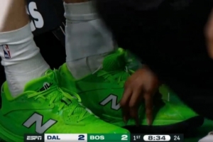 无大碍！弗拉格倒地有些崴脚一瘸一拐走到场边 调整后继续作战