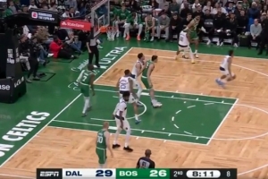 输送炮弹！塔图姆再送助攻 德里克·怀特三分正中靶心