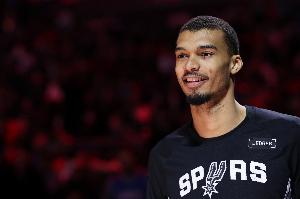 大逆转喜极而泣！文班背靠背仅出战22分钟 高效砍下27分10板4帽