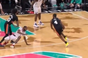 太秀了！福克斯连续变向直接将小琼斯晃倒在地 还险些晃倒小卡