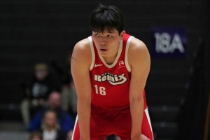 解说：杨瀚森在防守端可以有一些大动作的犯规 这样能提升威慑力