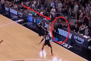 太无语了！巴图姆界外球低级失误 泰伦·卢怒发冲冠狠砸技术台