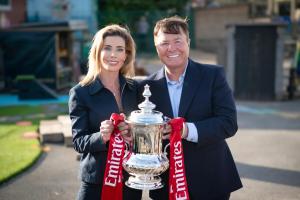 曼斯菲尔德老板：我追随我爸支持阿森纳；若能爆冷我会非常快乐