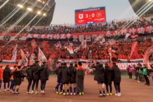 嗨起来了！泰山队首轮完胜辽宁铁人，赛后与主场球迷互动庆祝