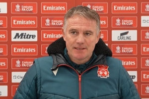 雷克瑟姆主帅：半场未能领先有些遗憾，即使10人应战我们也有机会