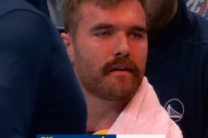 生涯首个恶犯！斯潘塞追防以赛亚·乔直接打到后者面部倒地