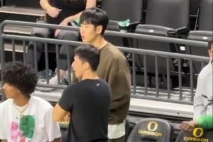 张博源访问俄勒冈大学 今日来到现场观战球队和林葳的比赛