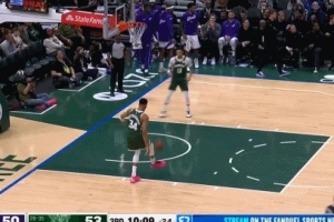 秀上脚法了！字母哥脚踢球给罗林斯发底线球