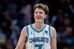 克六：克尼佩尔的球智和投篮让他在身体条件一般的情况下脱颖而出