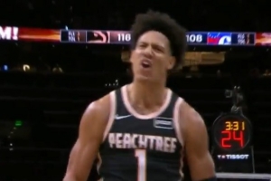 霸气侧漏！杰伦·约翰逊强突乌布雷 顶着两人双手滑翔暴扣！