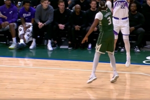 普通犯规！特纳对菲利波夫斯基三分犯规 裁判回看未升级