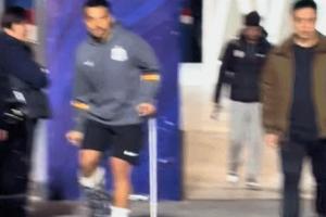 遭盖伊误伤！李可赛后拄拐离开球场，右脚穿戴脚踝固定护具