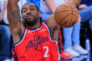 追到个位数了！伦纳德弧顶转身到篮下双手暴扣&反击跟进再扣