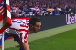 吉梅内斯将鸽子抱出比赛场地，全场球迷为他送上掌声