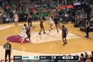 大举反击！塔图姆里突外投独得10分 率队轰出17-4攻击波强势反超