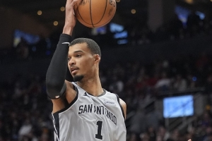 文班：我们想发挥出最佳水平 我有时仍需要有球在手并主导进攻