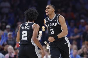 解说：马刺就是这么稳健 球队用极致进攻冲垮火箭防守