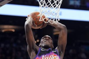 布克：弗莱明表现出色但仍虚心求教 他对胜利产生了巨大影响