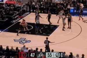 不容易！申京背打科内特 强凿后翻身后仰抛投打进还加罚