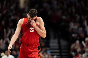 退而不防！克林根被内姆哈德对抗弹飞 后者轻松上篮得手