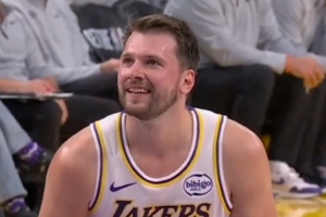 忍不住了！东契奇造了前队友布伦森犯规 拍对方屁股+咧嘴笑