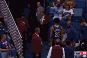 好在没事！墨菲突破撞到胳膊回更衣室 很快回到场上