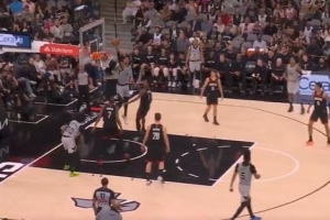 单打阿门单手上篮？文班亚马：有时候我只是随性发挥一下而已