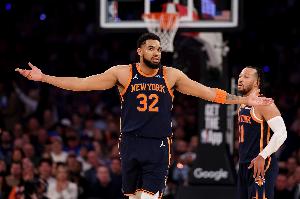 JR：想靠布伦森这种矮个夺冠太难了 况且他和唐斯还在抢球权