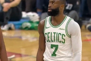 血亏！杰伦·布朗跳球被吹犯规 米切尔两罚全中