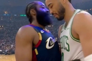 哈登赛前拥抱塔图姆：为你骄傲 恭喜复出