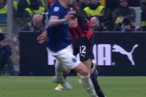 跟队记者：拉比奥特被巴斯托尼踢膝盖，赛后膝盖缠着厚厚的绷带