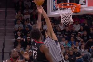 太变态了！文班右手还和卡佩拉卡着位 突然暴起左手鹰爪血帽伊森