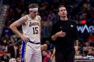 雷迪克：里夫斯今天表现非常出色 面对身材高大的对手打得很强硬