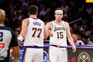 合砍60分！湖人赢球海报：封面为东契奇里弗斯击掌瞬间