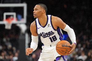 老爸看球得表现一下！威少半场变成“合理龟” 拿10分4板6助0失误