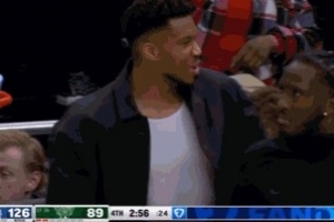 为数不多的开心时刻！字母哥哥一条龙扣篮 字母哥替补席高兴鼓掌