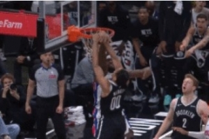 摧枯拉朽！米诺特中路突击 飞身拉杆力压斯图尔特双手暴力隔扣