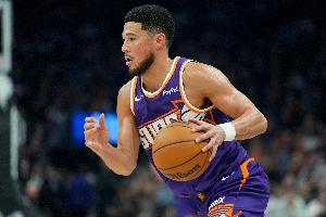 状态火热！布克半场13中8轰下20分2板3助 次节独得13分