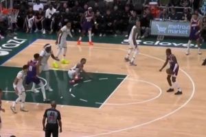 侮辱性极强~杰伦·格林晃倒吉昂没有第一时间出手 摆手后再扔打进