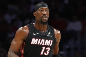 奇才防守时甚至用出了3人包夹 但也没能阻挡阿德巴约打破得分纪录