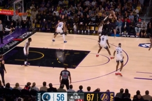 燃起来了！里夫斯持球单打 撤步三分高难度命中还造犯规打成3+1