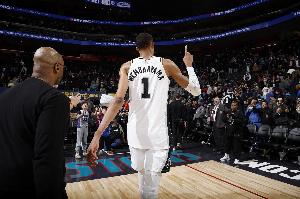 8记三分追平生涯纪录！文班下半场复苏 36分钟爆砍39分11篮板！